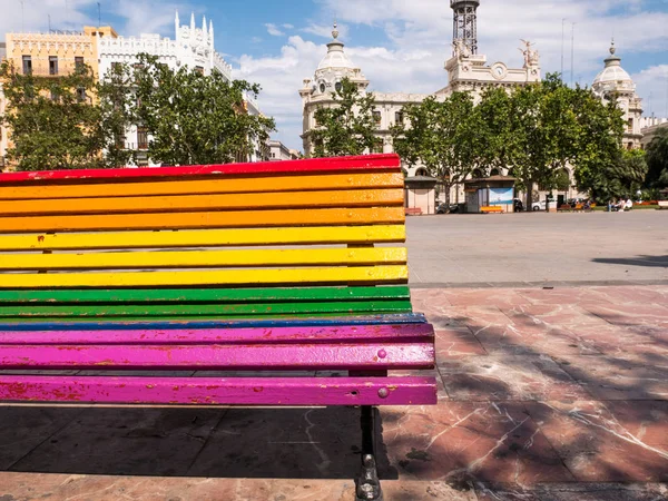 Panchina Parco Dipinto Nei Colori Della Bandiera Arcobaleno Valencia Spagna — Foto Stock
