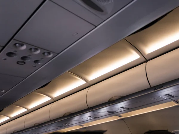 Interieur Van Een Vliegtuig Tijdens Het Vliegen Met Verlichting — Stockfoto