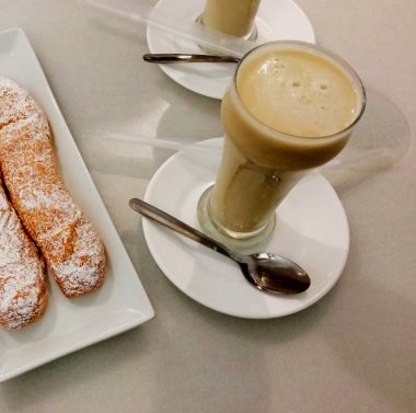 tablo bir cam ürünlerin Horchata de chufa ve fartons bisküvi tipik Valencia, İspanya