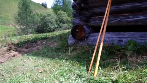Time lapse râteaux reposant sur une grange dans le Tyrol du Sud, Alta Badia Italie — Video