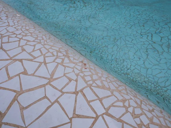 Detalhe telha estreita nas piscinas da cidade de ciência e arte de Valência, Espanha — Fotografia de Stock