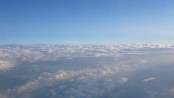 라이너 비행기의 현 창에서 구름의 바다의 보기 — 비디오