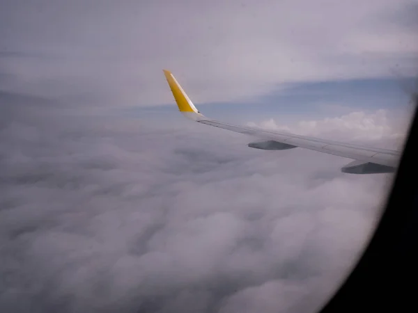 Widziane z iluminator samolot, który opuścił z Valencia do Rzymu wczesnym rankiem — Zdjęcie stockowe