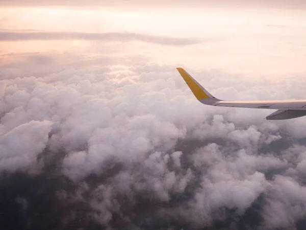 Gezien vanaf de patrijspoort van een passagiersvliegtuig dat links van Valencia naar Rome vroeg in de ochtend — Stockfoto