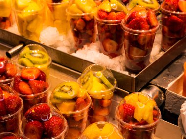 Valencia, İspanya Merkez market plastik bardak çilek ve kivi meyve salataları