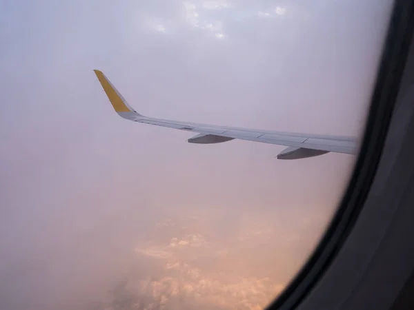 Φαίνεται από το φινιστρίνι της ένα αεροσκάφος που έφυγε από τη Βαλένθια για Ρώμη νωρίς το πρωί — Φωτογραφία Αρχείου
