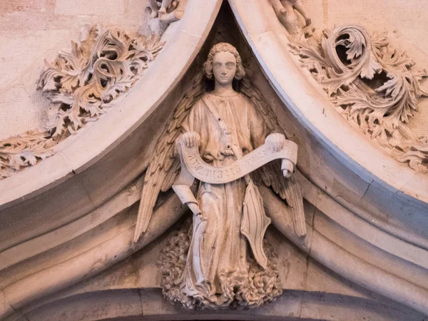 Detail van een engel gesneden in de gevel van de kathedraal in Valencia, Spanje — Stockfoto