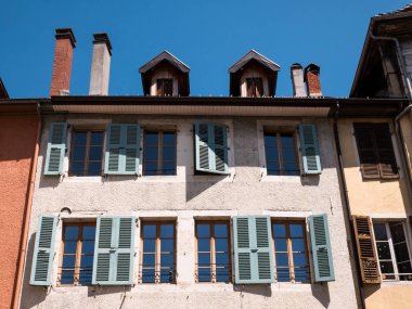 ayrıntı windows ve Annecy, Fransa'nın merkezindeki tarihi bir ev çatısı