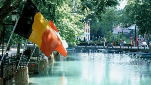 Vista sobre barcos e bandeiras no lago em Annecy, França — Vídeo de Stock