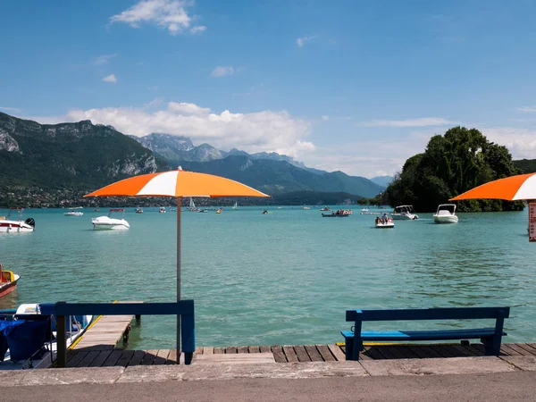 şemsiye ve görünümü Lake Annecy, Fransa