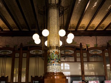 Işıklı avize Kuzey tren istasyonunda Valencia, İspanya