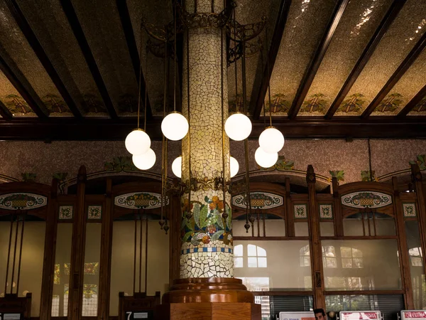 Işıklı avize Kuzey tren istasyonunda Valencia, İspanya