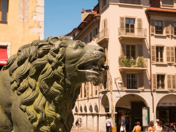 Λεπτομέρεια στο κεφάλι λιοντάρια κρήνη στο κέντρο της πόλης Ανεσί, Γαλλία — Φωτογραφία Αρχείου