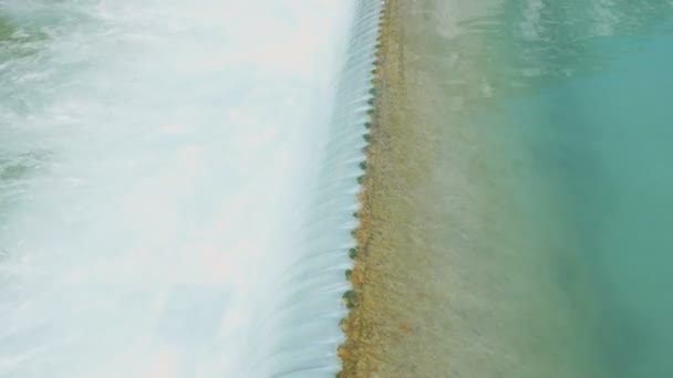 Kleine waterval in het centrale kanaal van Annecy, Frankrijk — Stockvideo