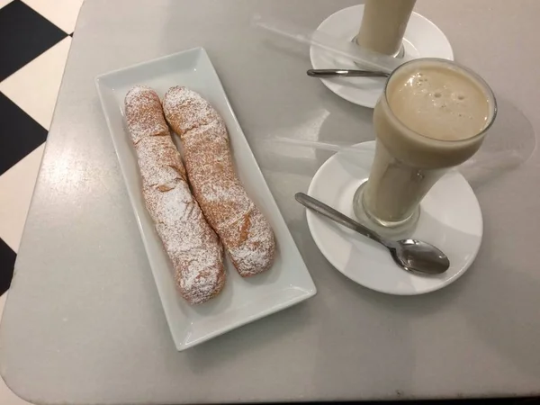 tablo bir cam ürünlerin Horchata de chufa ve fartons bisküvi tipik Valencia, İspanya