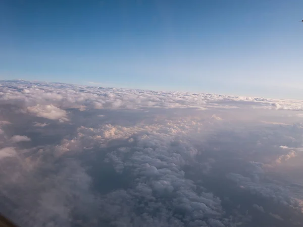 Gezien vanaf de patrijspoort van een passagiersvliegtuig dat vanuit Valencia naar Rome gestart — Stockfoto