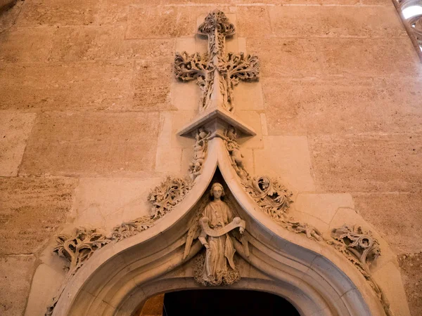 Rose window van een gotische venster op de zijde markt in Valencia, Spanje — Stockfoto