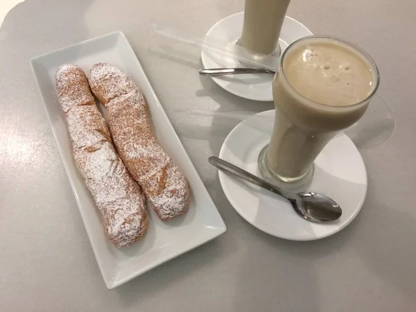 tablo bir cam ürünlerin Horchata de chufa ve fartons bisküvi tipik Valencia, İspanya