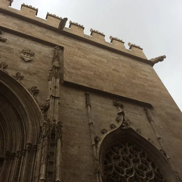 Rose window van een gotische venster op de zijde markt in Valencia, Spanje — Stockfoto