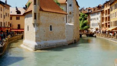Cityscape Eski hapishane artık müzede Annecy eski şehir ile. Fransa