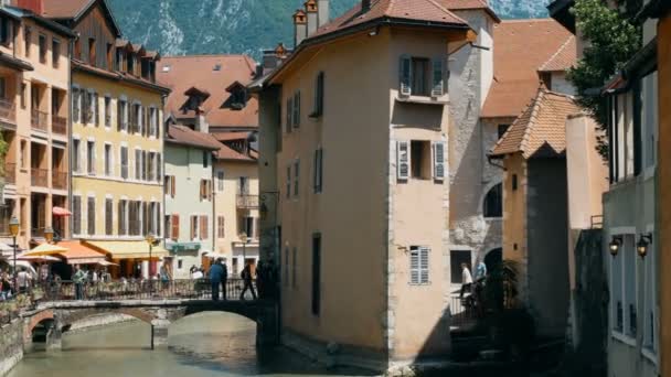 Средневековый дом на канале в Анси, Франция — стоковое видео
