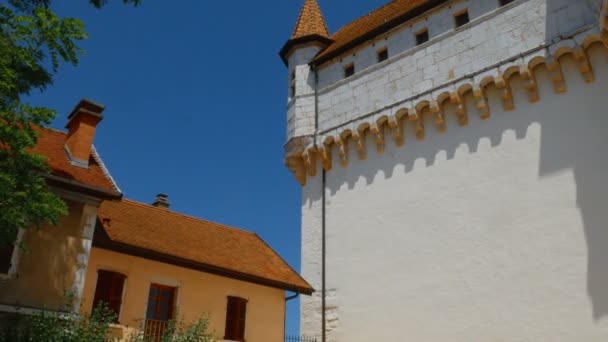 Shot śledzenia na zamek w mieście Annecy, Francja — Wideo stockowe