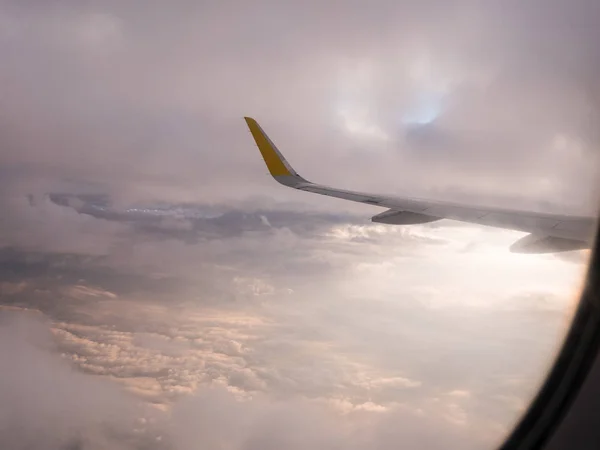 Gezien vanaf de patrijspoort van een passagiersvliegtuig dat vanuit Valencia naar Rome gestart — Stockfoto