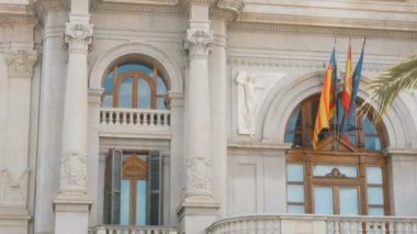 İspanyol bayrağı sallayarak üzerinde bir saray Valencia, İspanya