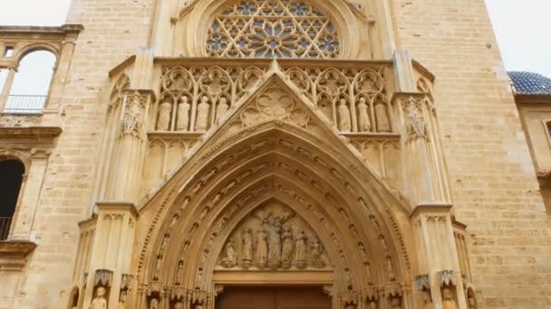 Tracking shot op de kathedraal deur in Valencia, Spanje — Stockvideo