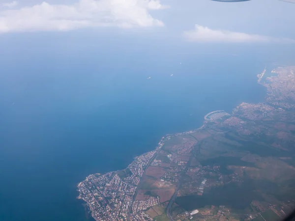 Passagiersvliegtuig vliegt over het eiland mallorca, Spanje — Stockfoto
