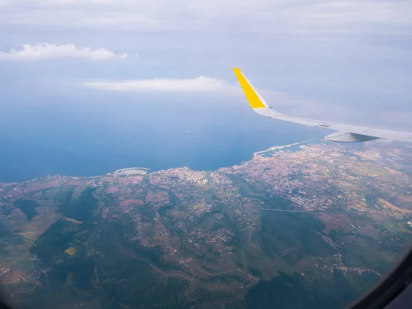 Passagiersvliegtuig vliegt over het eiland mallorca, Spanje — Stockfoto