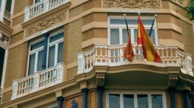 İspanyol bayrağı sallayarak üzerinde bir saray Valencia, İspanya
