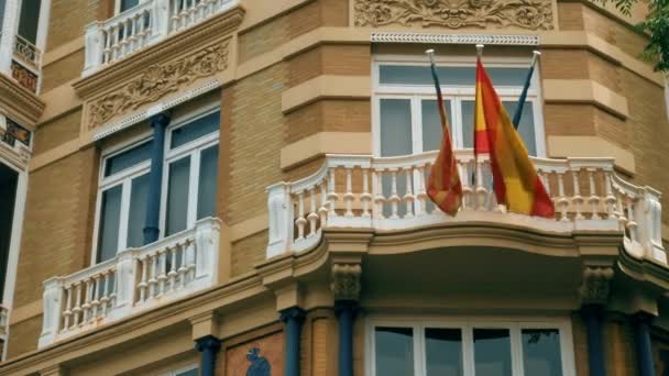 Испанский флаг, размахивающий на дворце в Валенсии, Испания — стоковое видео
