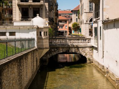 Annecy, Fransa için merkezi kanal üzerinde köprü