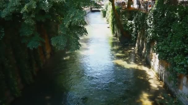 Tiro de rastreamento no canal de Annecy, França — Vídeo de Stock