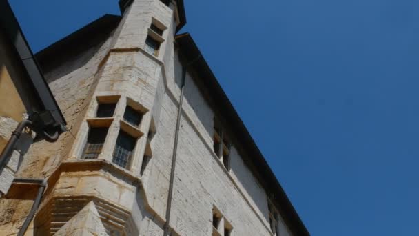 Seguimiento de disparo en el castillo de Annecy, Francia — Vídeos de Stock