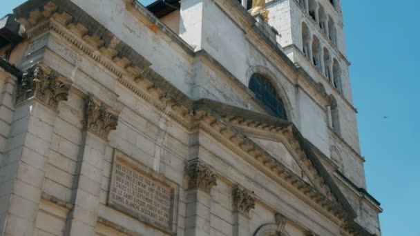 Tracking shot on the bell tower of a church in the center of Annecy, France — Stock Video