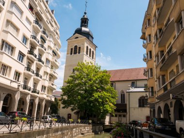 Annecy, Fransa'nın ortasındaki bir kilisenin çan kulesi