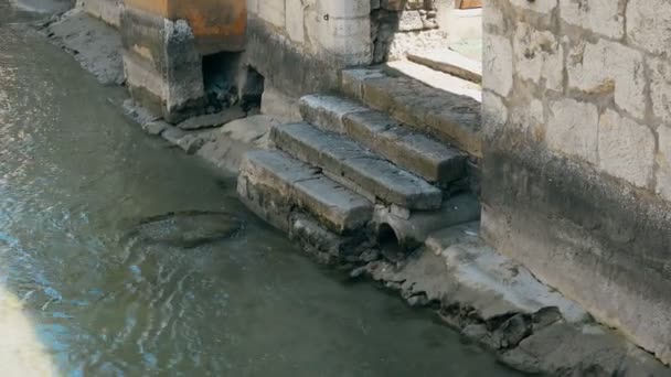 Stappen op centrale kanaal in Annecy, Frankrijk — Stockvideo