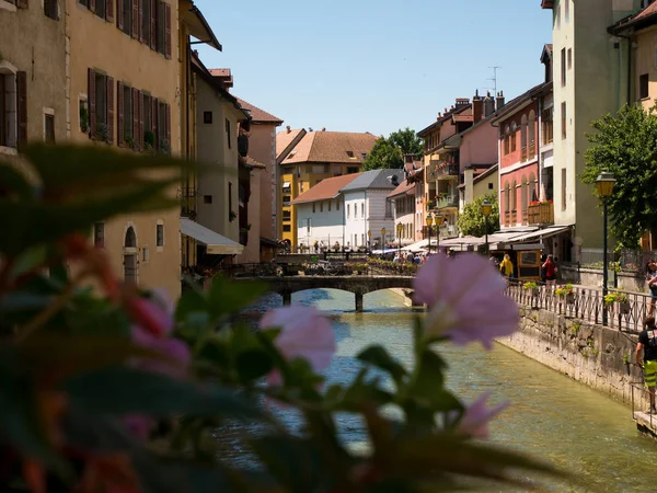 Annecy, Fransa için merkezi kanal üzerinde köprü