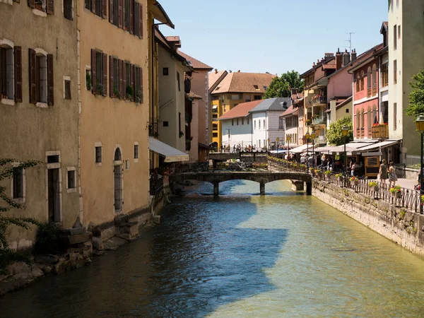 Annecy, Fransa için merkezi kanal üzerinde köprü