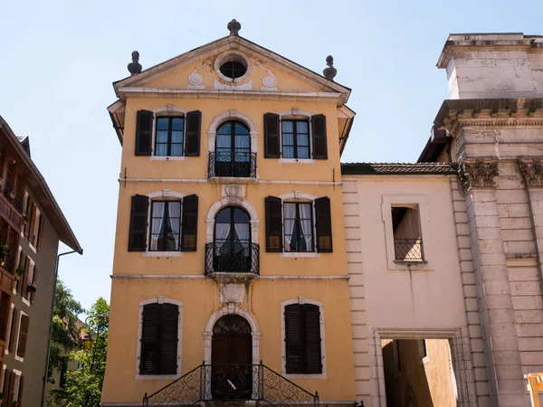 Detalle en ventanas y techo de una casa histórica en el centro de Annecy, Francia — Foto de Stock