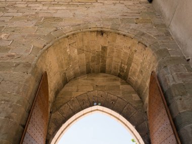 Annecy Fransa'da kale kapısı belirti