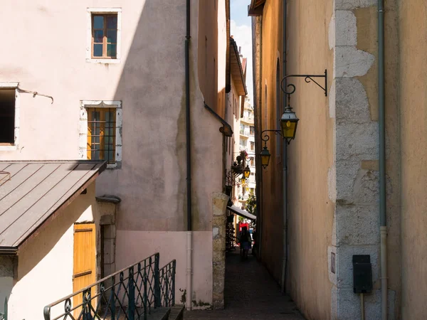 Pillantások a falakon az épületek a franciaországi Annecy — Stock Fotó