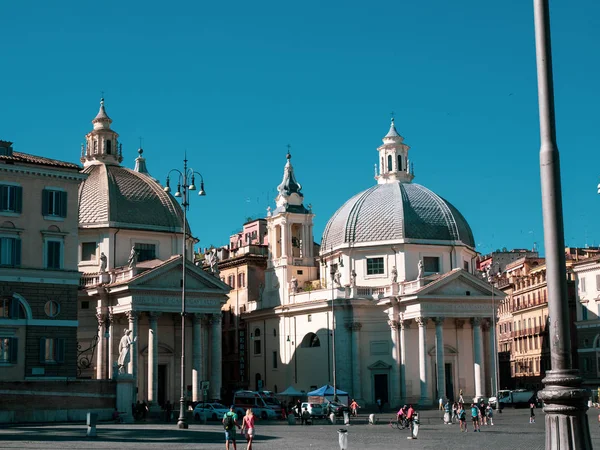 Iglesias gemelas en Piazza del Popolo Roma, Italia — Foto de Stock
