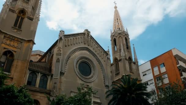 Tracking shot op kerk in Valencia, Spanje — Stockvideo