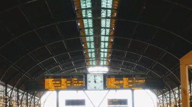 Valencia, İspanya Kuzey Tren İstasyonu'na dövme demir çatı vuruşta izleme
