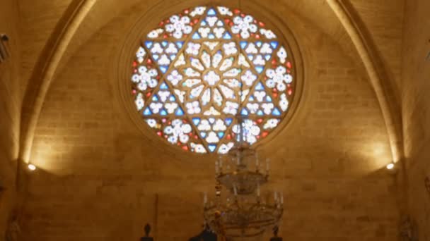 Tiro de rastreamento na janela de rosa da catedral de Valência, Espanha — Vídeo de Stock