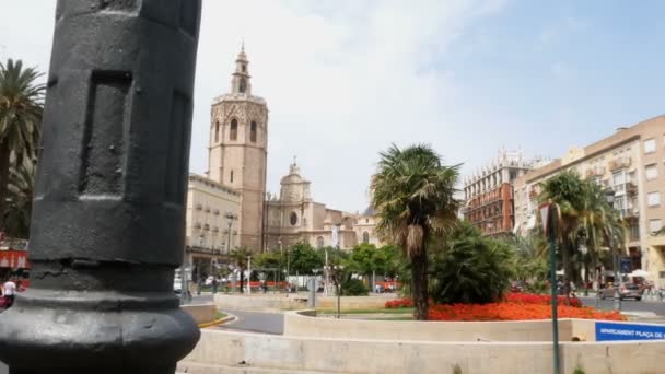 Tracking shot on plaza of colon Valencia, spain — Stock Video