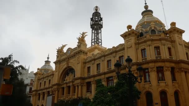 Kamerafahrt auf das Postgebäude in Valencia, Spanien — Stockvideo